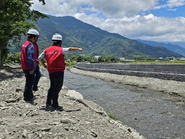 Kuo Chien-hung (right 1), Chief of the Eighth River Branch, inspects flood prevention preparations