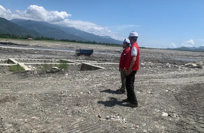 3.Deputy Division Chief Hsieh Wen-yuan strengthens patrol to inspect the current condition of the revetment restoration after Typhoon Danas_0_0