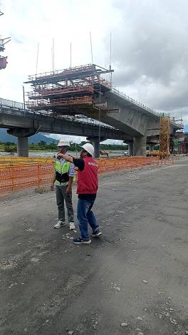 4. Police Patrol the East Railway Reconstruction Bureau's Luliaoxi Double-Track Project_0_0