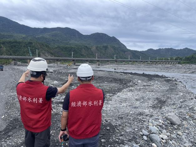 The WRA08 Branch Office confirmed the status of river dredging before Typhoon Fengshen arrived