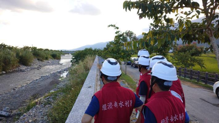 The head of the WRA08 Branch inspected the removal of vegetation along the river