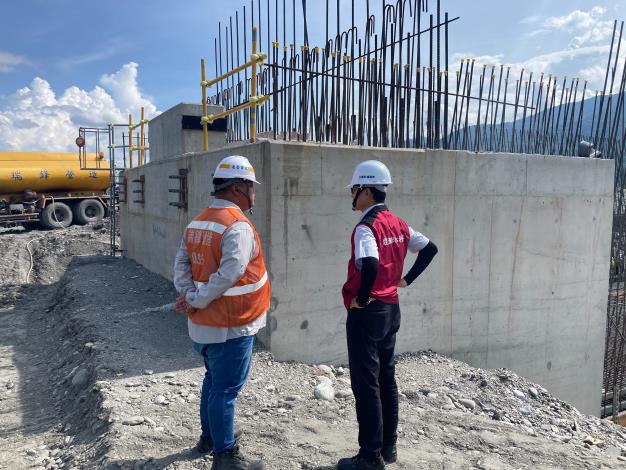 督導高寮大橋破堤施工