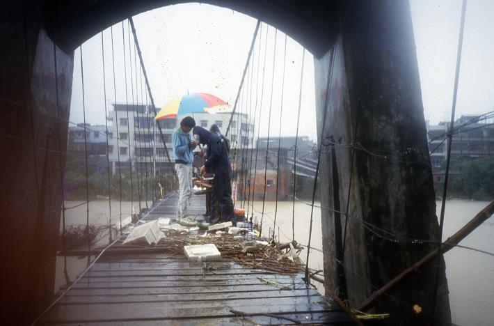 13-琳恩颱洪超過五堵吊橋，基隆河水位洪水後測流量-76年10月25日攝_圖示