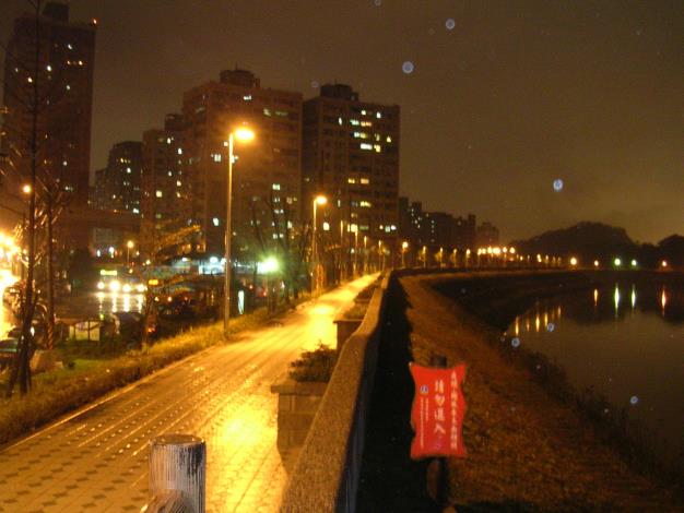橋東區段一工區長安橋堤頂步道夜景.JPG_圖示