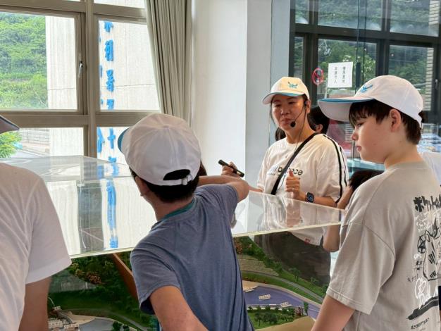 LINE_ALBUM_1140522宸恩小學15人參訪_250524_28