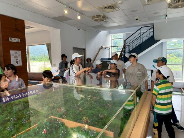 LINE_ALBUM_1140522宸恩小學15人參訪_250524_34