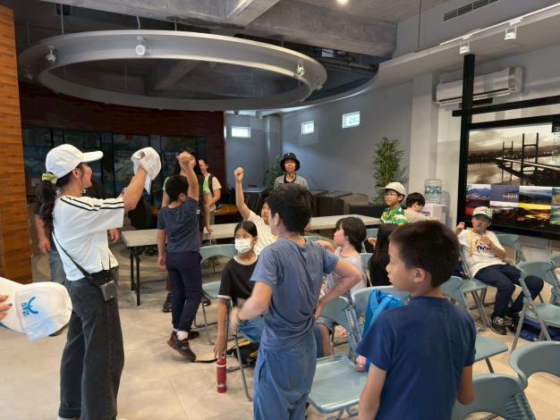 LINE_ALBUM_1140522宸恩小學15人參訪_250524_41