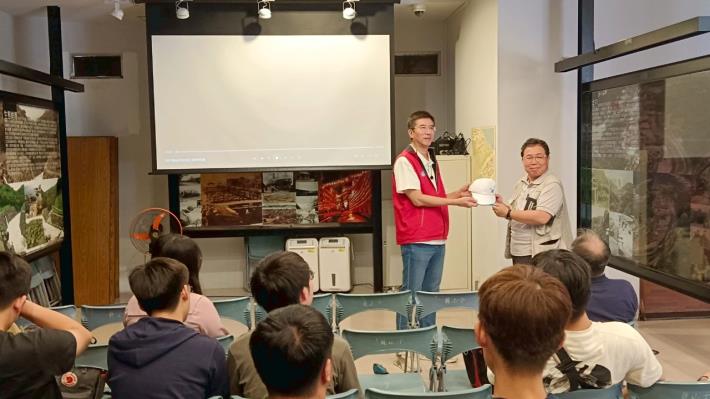 LINE_ALBUM_1140607師大地球科學系17人參訪_250609_22