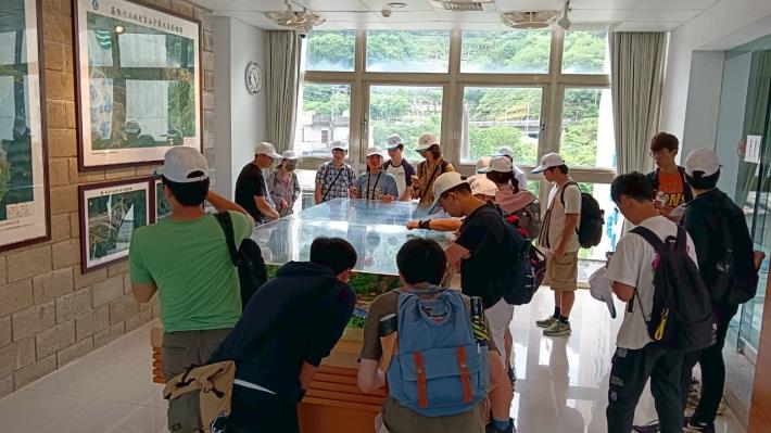 LINE_ALBUM_1140607師大地球科學系17人參訪_250609_9