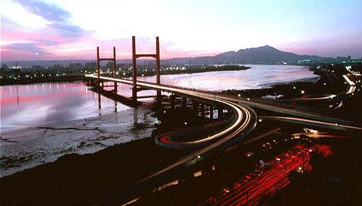 重陽橋的造型與車流的線條憑添了淡水河暮色_圖示