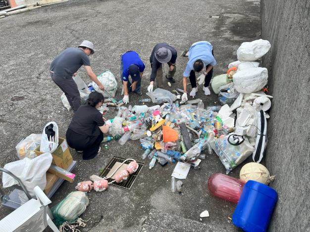 113年6月15日防汛志工協助海堤淨灘_圖示