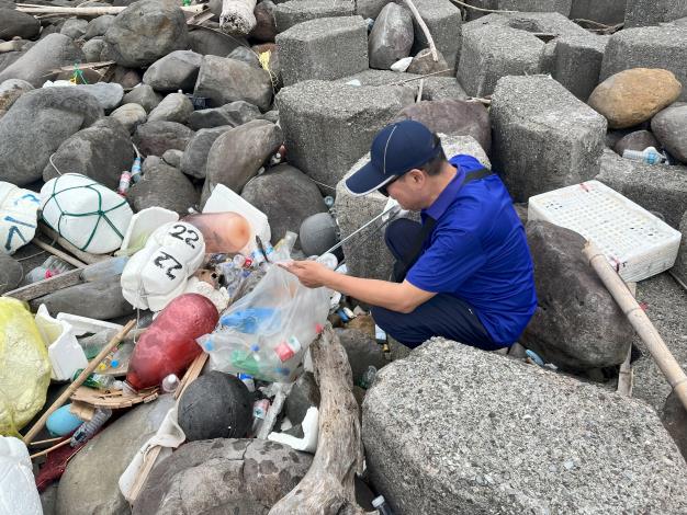 113年6月15日防汛志工協助海堤淨灘_圖示