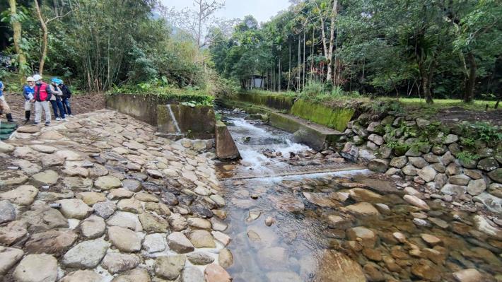 圖(二)、新店區平廣路一段330號坑溝整治-鋪石護岸&固床工