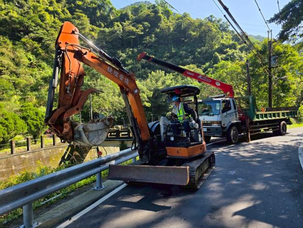 圖2平廣溪渠道清疏與樹幹移除作業，確保排水系統暢通