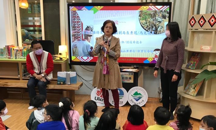 劉秀鳳局長與學童互動、傳遞水源保育知識_圖示