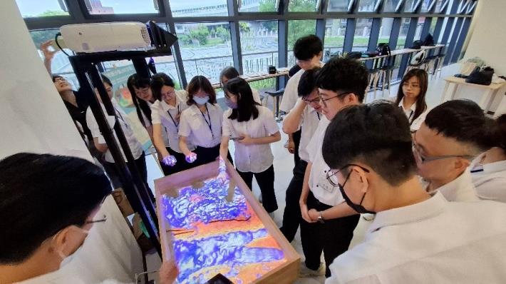 圖9學員體驗擴增地貌沙箱互動操作情形