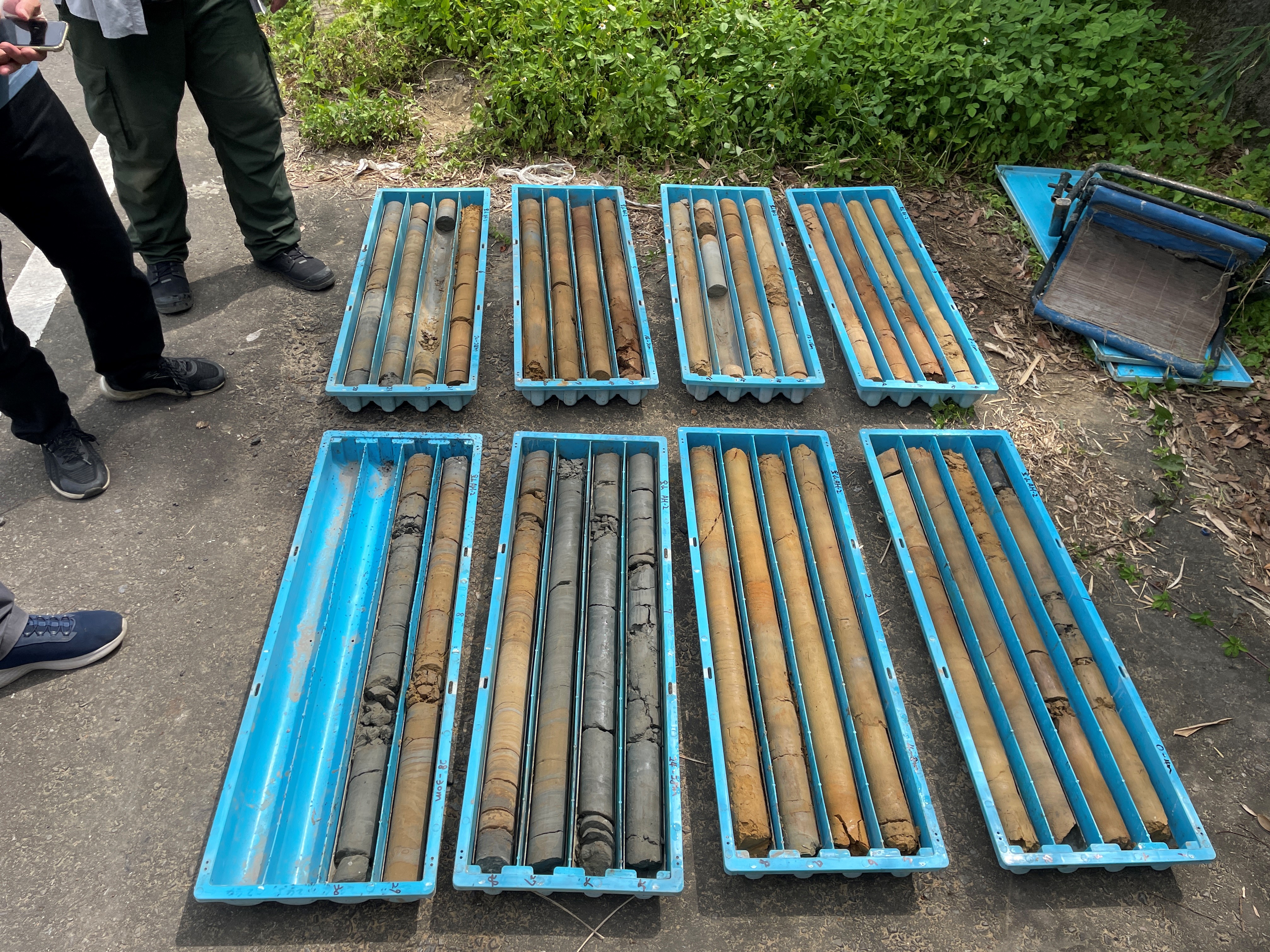 照片2 寶山第三水庫地質鑽探取出岩心-現地初步判釋