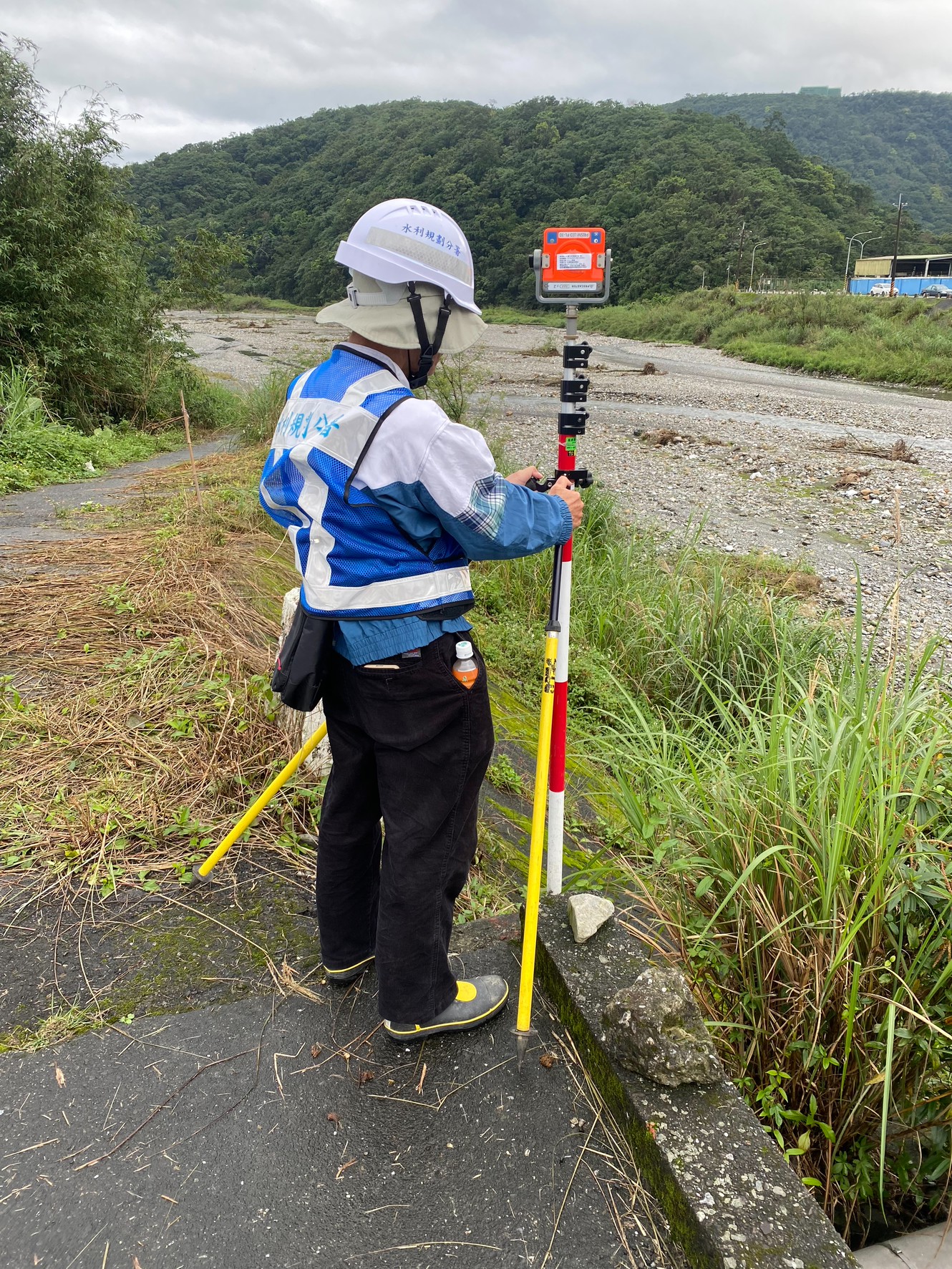 照片1 河川區域勘測光波測量稜鏡架設示意圖