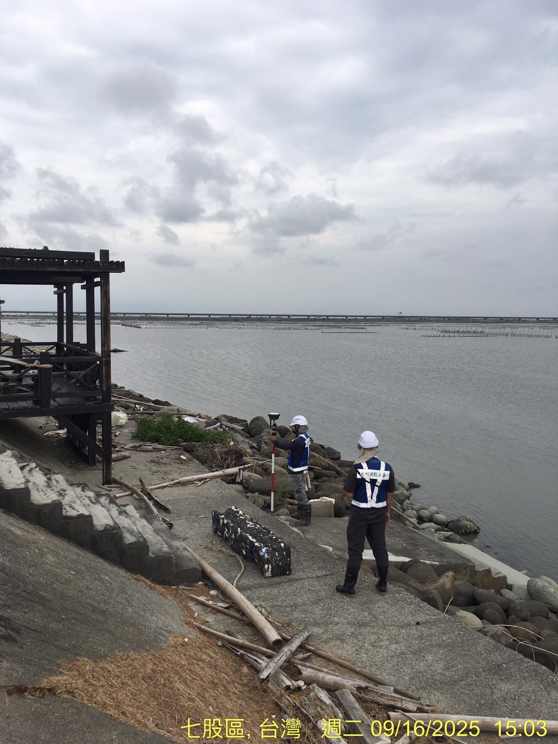 照片2 海堤區域檢討變更勘測RTK定位測量示意照片