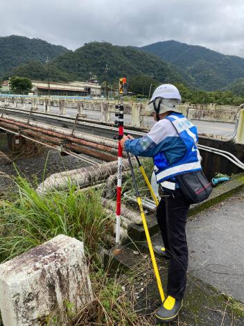 照片1河川區域勘測光波測量稜鏡架設