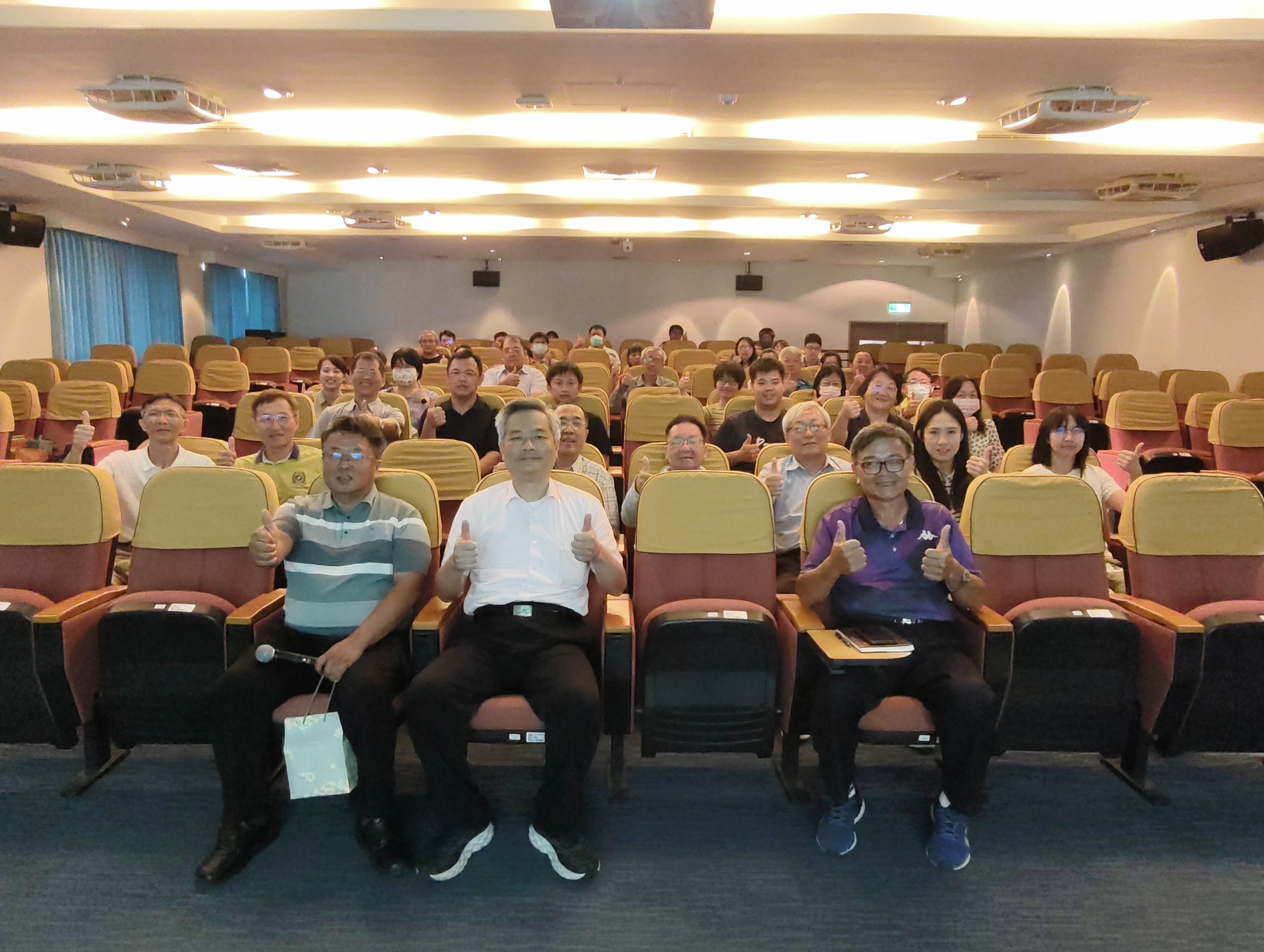 照片2 與會人員合照