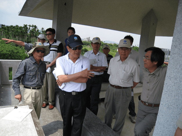 Fig. 6 Former Director Yang of the Water Resources Department On-site guidance