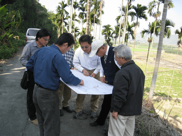Fig. 5 Former Director Huang of the Water Resources Department On-site guidance