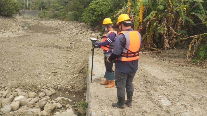 Photo 1. Schematic of RTK (Real-Time Kinematic) positioning for a river-area survey