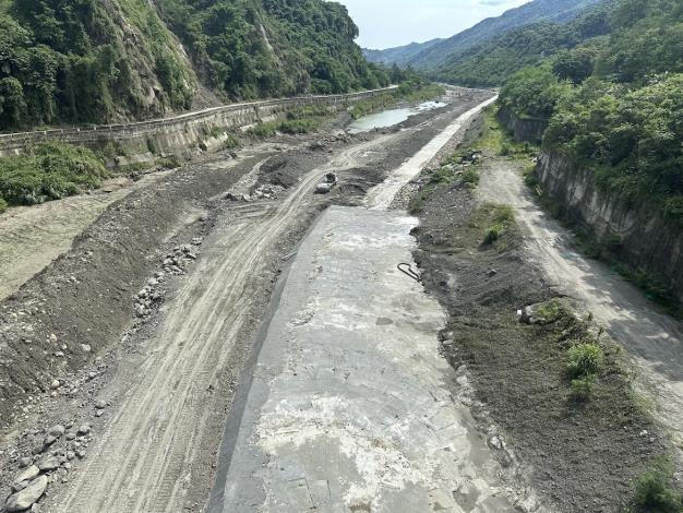 放水渠道回填固化-施工照片_0