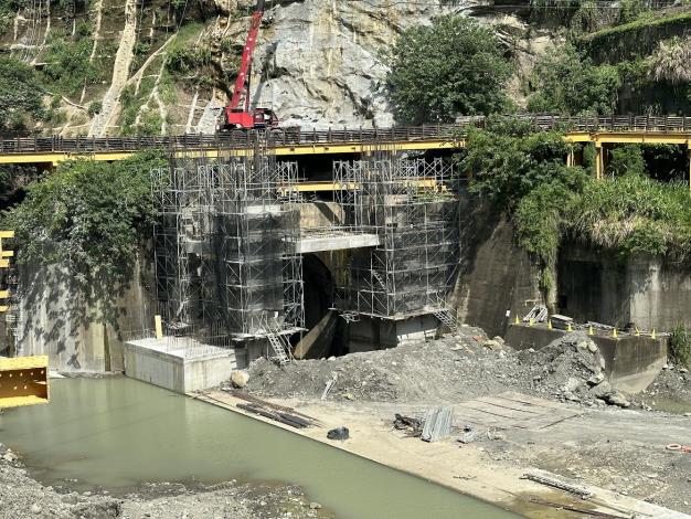 放水渠道進水口墩柱-施工照片_0