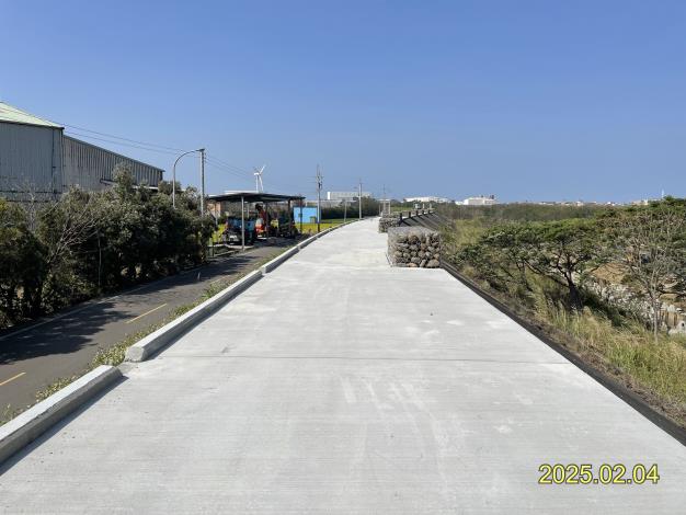 堤頂步道混凝土澆置完成情形