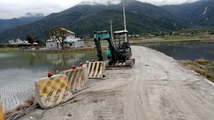 LINE_ALBUM_2025219-紅石鋼筋綁紮.基礎板高程測量.德福橋鋼筋進場_250219_19