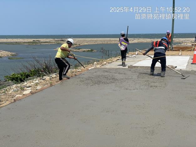 1140429堤頂步道灌漿