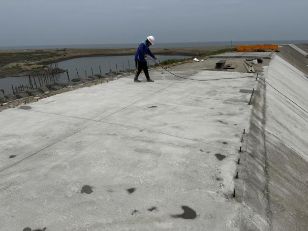 1140503堤頂噴塗養護劑