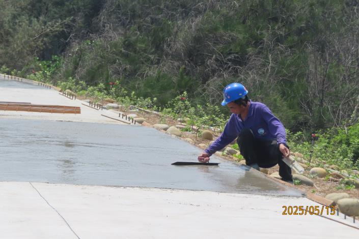 1140513堤頂步道灌漿.JPG