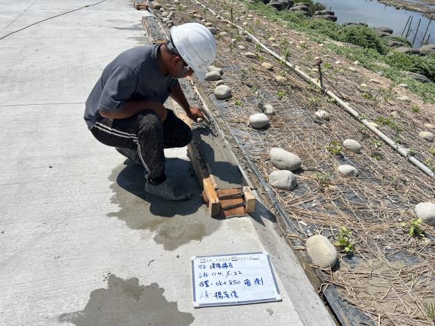 1140522堤頂緣石灌漿