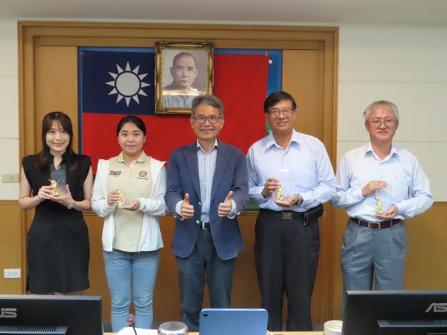 三河分署分署長(圖右一)代表領獎