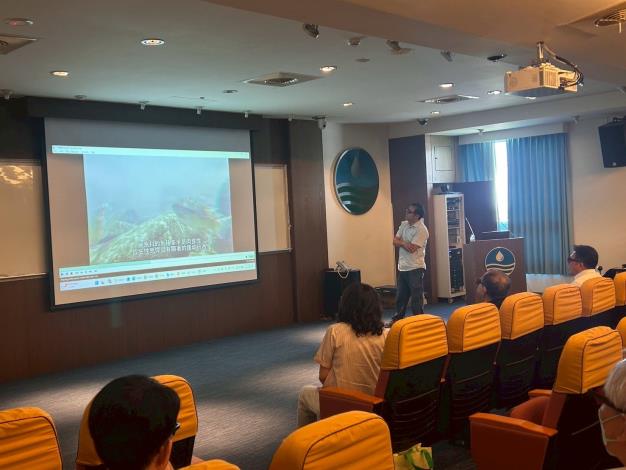 圖3現場發放3D眼鏡觀賞水下影片體驗