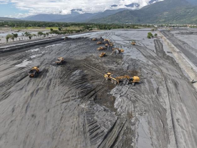 水利署全力動員辦理馬太鞍溪災後疏濬  加速恢復河防安全-六河分署馬太鞍與花蓮溪匯流口第六工區疏濬情形