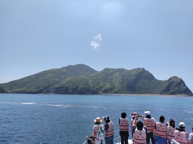 圖1.船隻駛向龜山島，同仁爭先合影_圖示