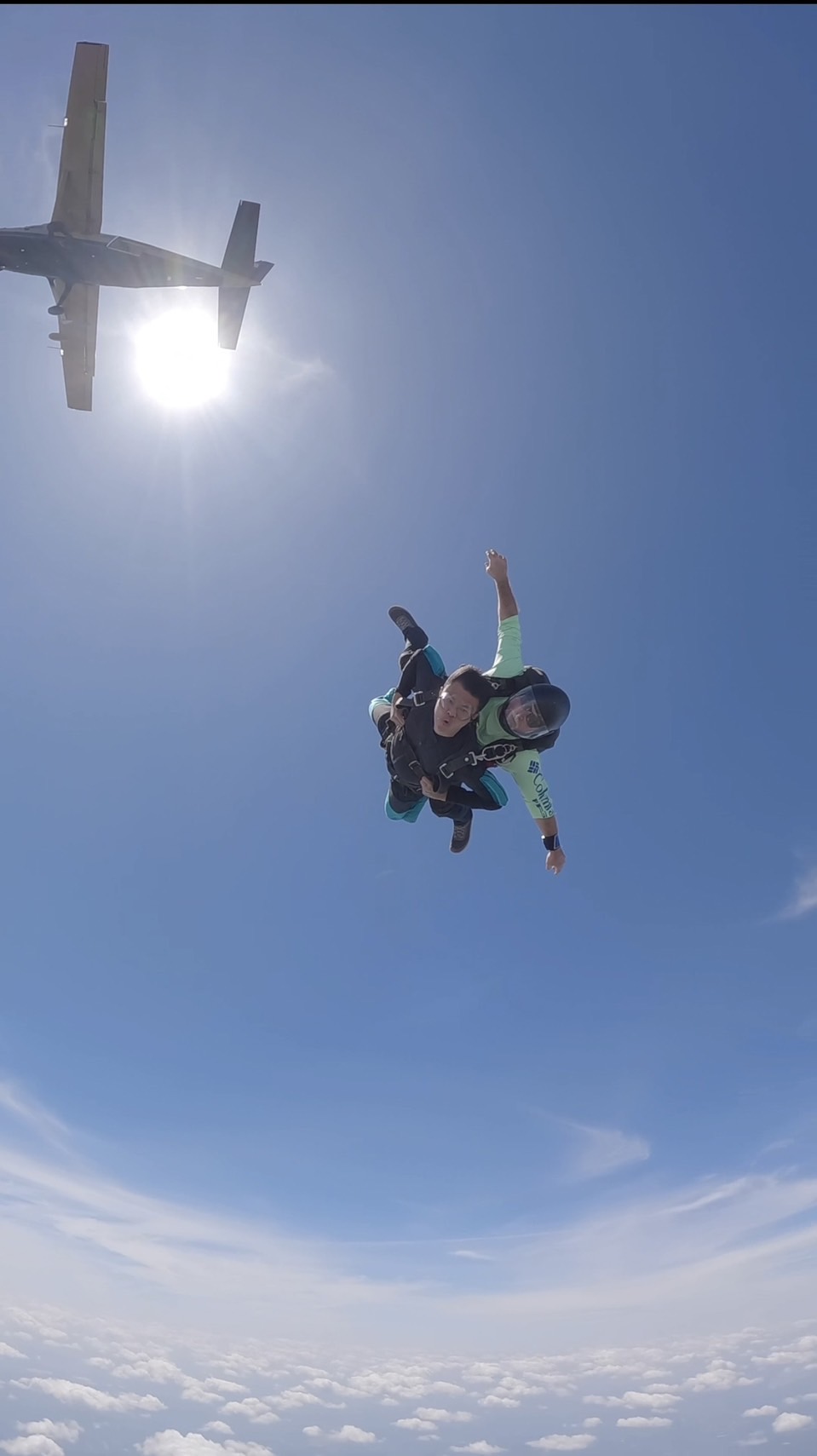 「skydiving」（高空跳傘)