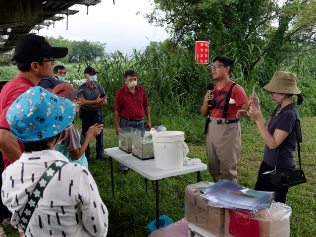 講師藉由輔助觀察工具並解說，讓學員認識在宜蘭河生活的魚群物種_圖示
