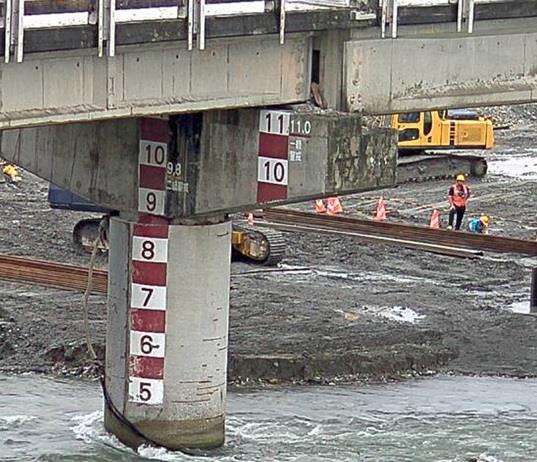 圖3橋墩上警戒水位水尺示意_圖示