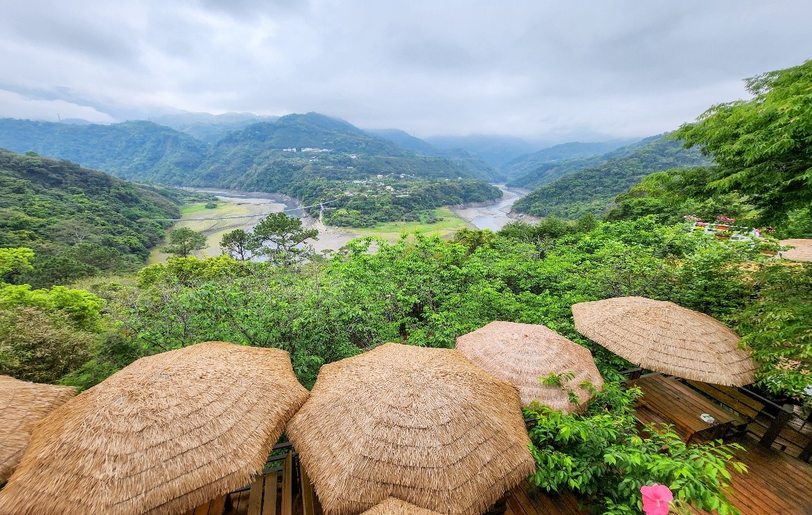 鳥瞰大漢溪彎道與座落其上的新溪口吊橋，山巒重疊與溪流蜿蜒