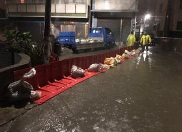 110年大豪雨高雄市永安區鋪設防水擋板及沙包_圖示