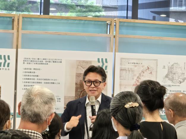 分署長向慈濟師兄姐導覽淡水河百年展_圖示