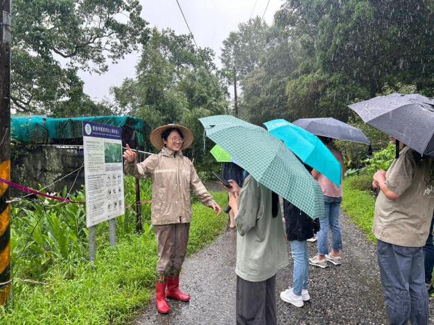 圖三 荒野保護協會講師導覽雙連埤環境_圖示