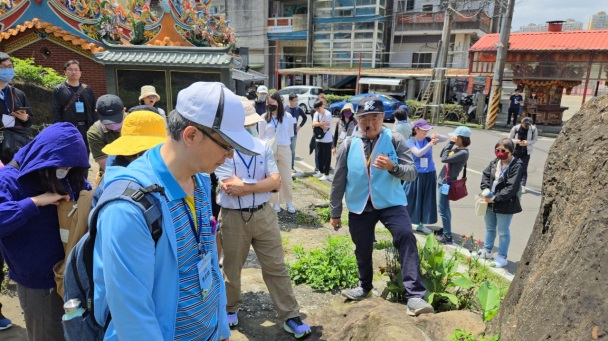 圖一在八斗子社區參訪時，我們見識到台灣僅存的咕咾厝建築，透過導覽解說，讓我深刻體會到文化保存的意義與重要性。