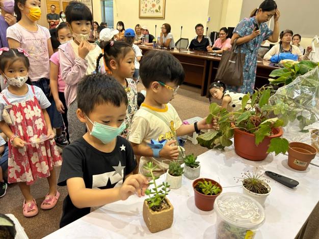 以五感體驗的方式設計課程，引導孩子觸摸各種植物，感受其中差別_圖示