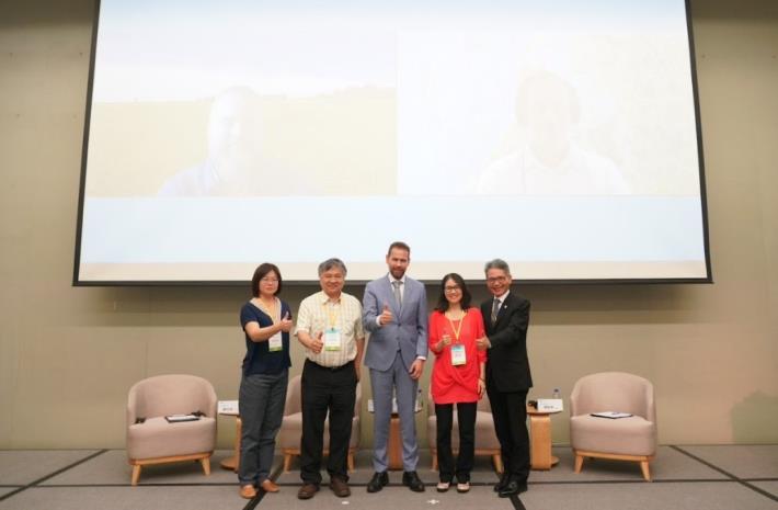 從左至右依序為水利署水利規劃分署顧玉蓉正工程司、臺灣大學森林系邱祈榮教授、荷蘭在台辦事處馬得斯副代表、中興工程顧問公司楊佳寧組長、水利署賴建信署長